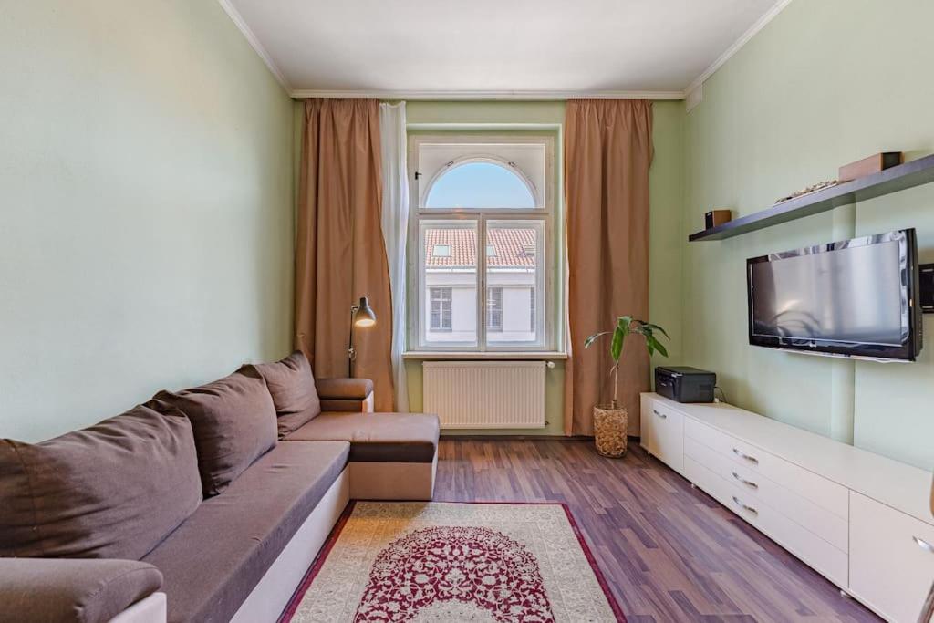 1bdr - 3 Apartament